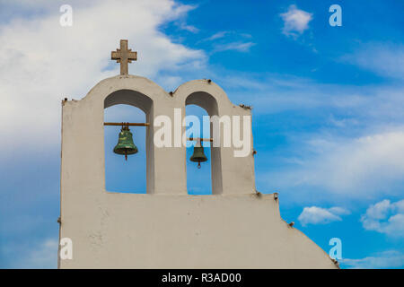 Die kleine Kirche der Gottesmutter von der Jungfrau Maria (Kimisi tis Theotoku) im Innenhof der Pfarrkirche Saint George (Agios Georgios). Κο Stockfoto