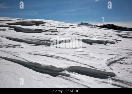 Oder 02450-00 ... OREGON - Wind gemeißelten Schnee mit Mount Scott und Sentinel Rock im Abstand entlang der Rim Drive in Crater Lake National Park. Stockfoto