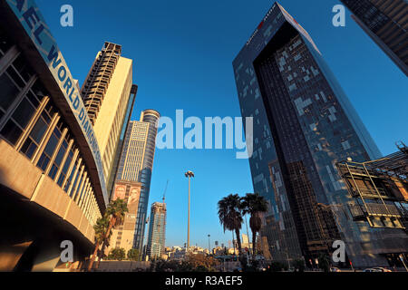 Tel Aviv, Israel, Oktober 2017. Israel World Diamond Centre (Israel Diamond Exchange) und skyscrapes. Blick auf die Straße. Stockfoto