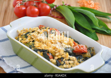 Gratin mit Spinat, rote Linsen und wilder Knoblauch Stockfoto