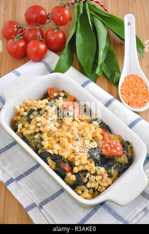 Gratin mit Spinat, rote Linsen und wilder Knoblauch Stockfoto