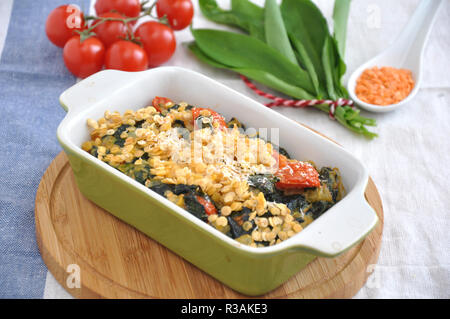 Gratin mit Spinat, rote Linsen und wilder Knoblauch Stockfoto