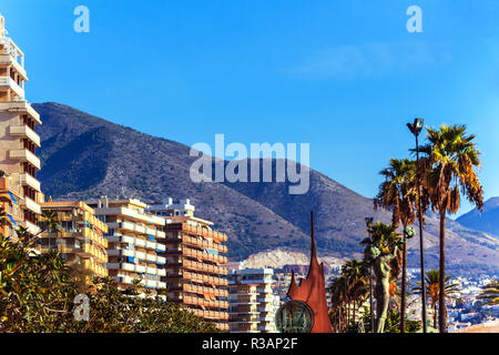 Am Strand von Fuengirola, in der Nähe von Malaga Holiday Resort, Südspanien Stockfoto