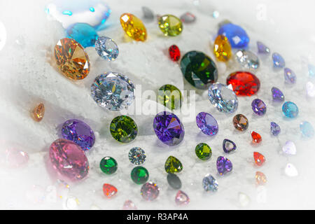 Farbige Diamanten Auf Drehen Showcase Mit Schnee Im Hintergrund Stockfotografie Alamy