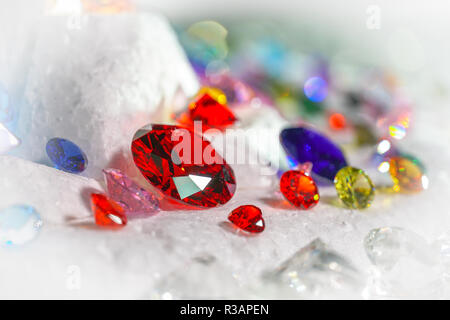 Farbige Diamanten auf Drehen Showcase mit Schnee im Hintergrund. Stockfoto