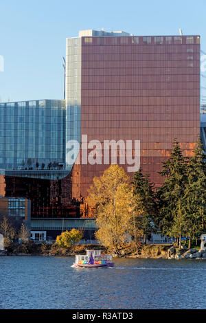 Aquabus Fähre auf False Creek mit dem JW Marriott Parq Vancouver Hotel im Hintergrund, Vancouver, BC, Kanada Stockfoto