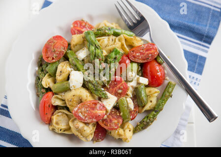 Tortellini-Salat Stockfoto