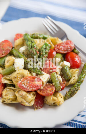 Tortellini-Salat Stockfoto