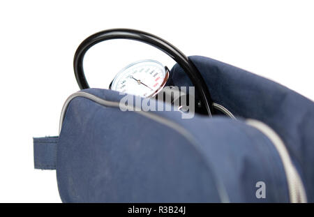 Bood Pressure Meter medizinische Geräte isoliert auf weißem Stockfoto