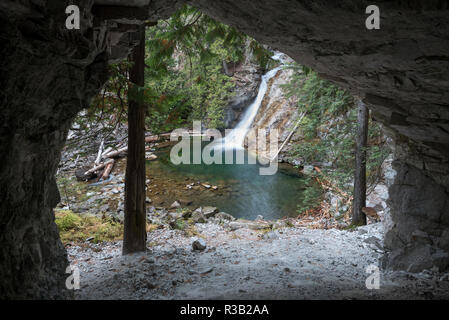 Ansicht der oberen Priester Fluss fällt aus einer Höhle, Selkirk Mountains, Idaho. Stockfoto