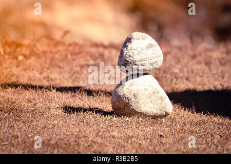 Heap aus weißem Stein Stapel rock Dekoration in senkrechter Stil Zusammensetzung, kopieren. Harmonie, Stabilität, Stärke, Wohlbefinden, Konzept. Nützlich in h Stockfoto