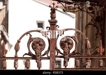 Detail einer rostigen Eisernen Tor, bis Bild schließen Stockfoto