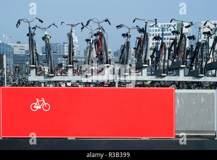 Parkplätze für Fahrräder in der Nähe des Hafens von Amsterdam Stockfoto