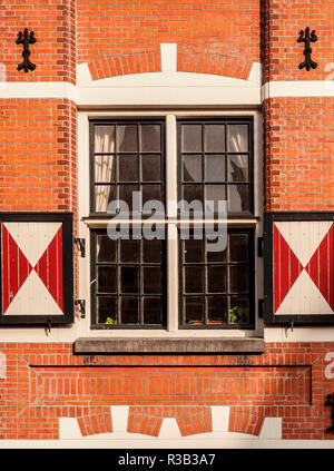 Traditionelle niederländische Fenster mit Fensterläden in Amsterdam Stockfoto