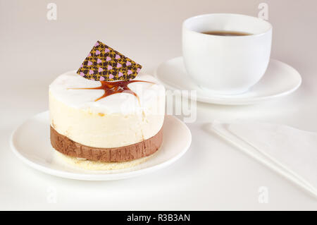 Köstliche Kuchen, Kaffee und Serviette, isoliert Stockfoto