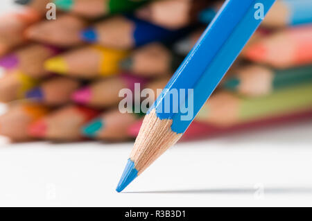 blauen Stift Spitze auf dem Papier in der Nähe Stockfoto