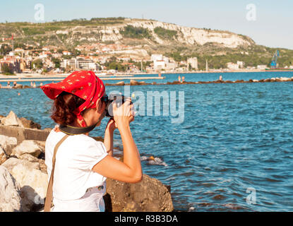 Hübsche junge Mädchen nimmt Bilder am Meer Stockfoto