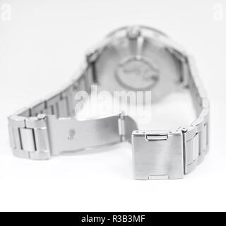 Silber Armbanduhr Automatik mit Armband auf weißem Hintergrund Stockfoto