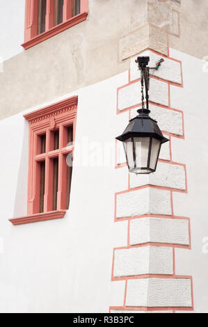 Alte Lampe an der Wand eines Hauses Stockfoto