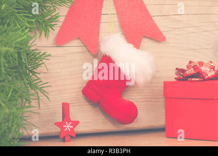 Weihnachten arrangement mit roten Boot-, Geschenk- und Holz- Stern Stockfoto