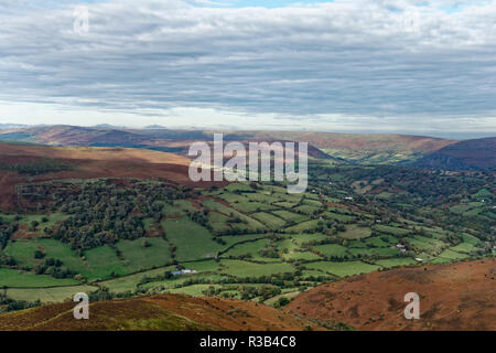 Blick nach Norden vom Gipfel der Zuckerhut, das Tal von ewyas mit Partrishow Hill (links), Hatterrall Hill (rechts) und Schwarz Darren in der Ferne. Aber Stockfoto