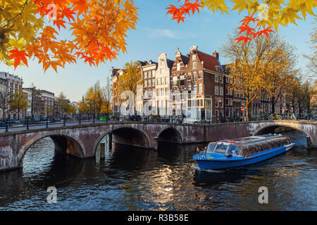 Traditionelle alte Häuser auf Canal an Herbst Tag in Amsterdam, Niederlande im Herbst. Stockfoto