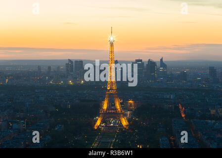 PARIS, Frankreich - 5. Mai 2016: Schöner Blick auf die Skyline von Paris Eiffelturm während Licht in der Dämmerung, Paris, Frankreich Stockfoto