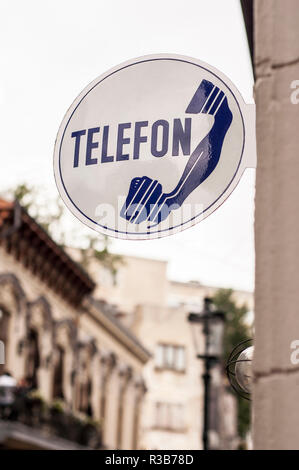 Foto mit alten Telefon Zeichen auf der Straße Stockfoto