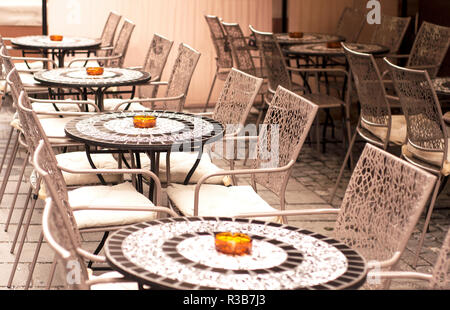 Restaurant Tische und Stühle in einer Reihe Stockfoto