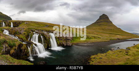Wasserfall Kirkjufellsfoss und Mount Kirkjufell, in der Nähe von Grundarfjördur, Snaefellsnes, West Island, Island Stockfoto