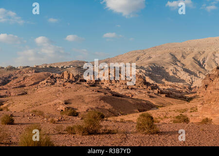 View Apartments zu Rock, wenig Petra, umgeben von Bergen, in der Nähe der nabatäischen Stadt Petra, in der Nähe von Wadi Musa, Jordanien Stockfoto