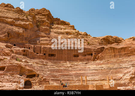 Das römische Amphitheater in den Fels gehauen, nabatäische Stadt Petra, in der Nähe von Wadi Musa, Jordanien Stockfoto