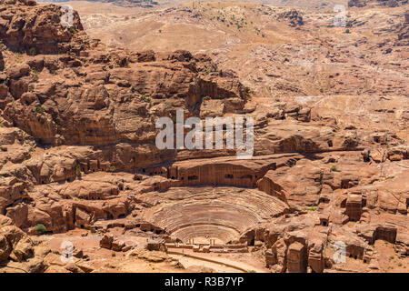 Das römische Amphitheater in den Fels gehauen, nabatäische Stadt Petra, in der Nähe von Wadi Musa, Jordanien Stockfoto