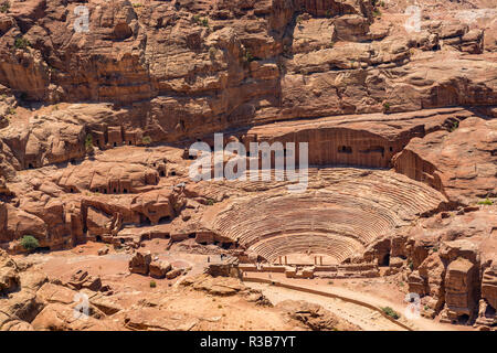 Das römische Amphitheater in den Fels gehauen, nabatäische Stadt Petra, in der Nähe von Wadi Musa, Jordanien Stockfoto