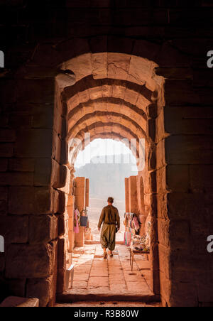 Touristische am Eingang zu einem der Königsgräber, Fels gehauen Mausoleum, nabatäische Stadt Petra, in der Nähe von Wadi Musa, Jordanien Stockfoto