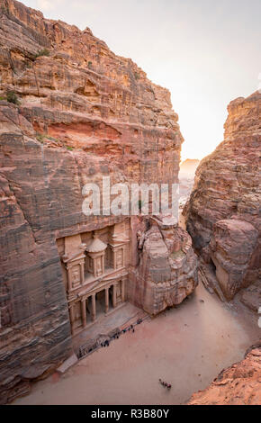 Blick von oben in die Schlucht Siq, Pharaos Treasure House in Fels gehauen, Fassade des Schatzhaus Al-Khazneh, Khazne Stockfoto