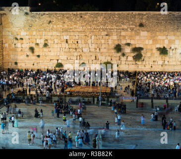 Viele Gläubige an der Klagemauer am Abend, Altstadt, Jerusalem, Israel Stockfoto
