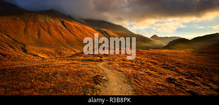 Panorama, Wanderweg durch die Berglandschaft im Morgenlicht, dramatische Wolken, Albula, Kanton Graubünden Stockfoto