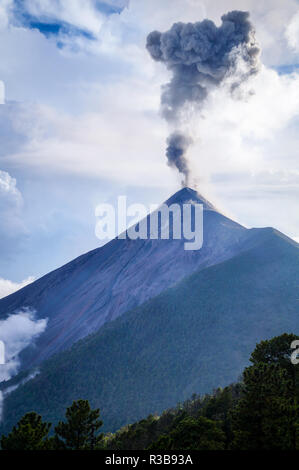 Wolken und esche Mix zusammen als Vulkan Fuego bricht durch Tageslicht. Natürliche Hintergrund. Stockfoto