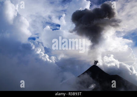 Wolken und esche Mix zusammen als Vulkan Fuego bricht durch Tageslicht. Natürliche Hintergrund. Stockfoto
