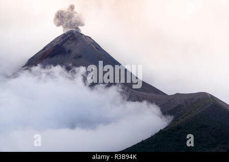 Ausbruch des Vulkans Fuego in trüben und nebligen Wetter. Schwarz-weiß Foto. Stockfoto