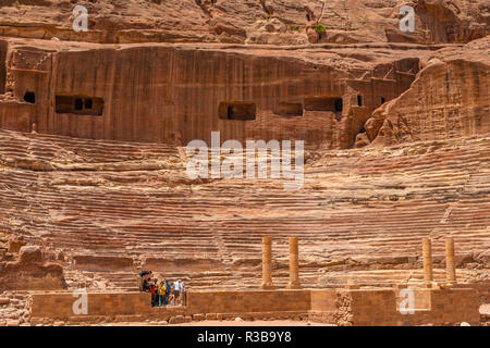 Das römische Amphitheater in den Fels gehauen, nabatäische Stadt Petra, in der Nähe von Wadi Musa, Jordanien Stockfoto