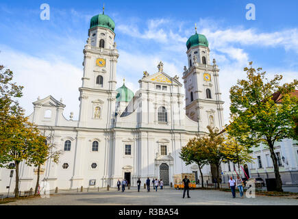 Westfassade, St. Stephen's Cathedral, Passau, Niederbayern, Bayern, Deutschland Stockfoto