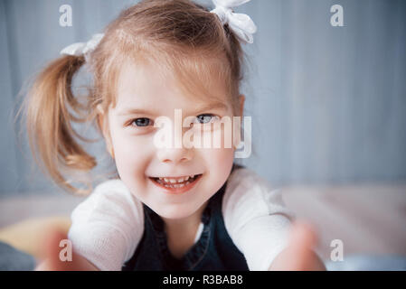 Gerne kleine Mädchen bilden selfie close-up Stockfoto