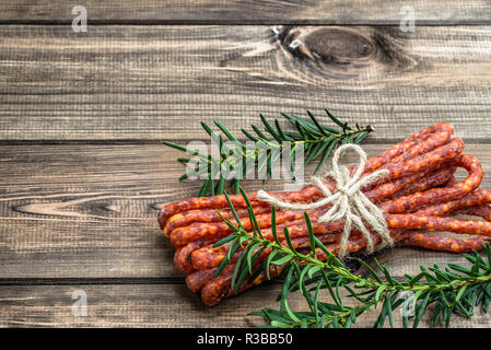Geräucherte Wurst kabanos - Traditionelle dünne Wurst in der polnischen Küche. Stockfoto