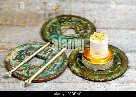 Akupunktur Nadeln auf alte chinesische Münzen Stockfoto