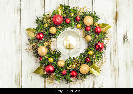 Weihnachten Kranz mit Kerze nützlich wie Weihnachten Tischdekoration, Ansicht von oben Stockfoto
