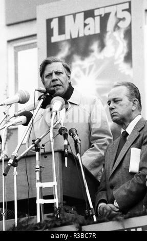 Der DGB (Deutscher Gewerkschaftsbund) zentrale Veranstaltung am 1. Mai 1975 in Gelsenkirchen. Bundeskanzler Helmut Schmidt. | Verwendung weltweit Stockfoto