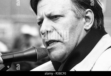 Der DGB (Deutscher Gewerkschaftsbund) zentrale Veranstaltung am 1. Mai 1975 in Gelsenkirchen. Bundeskanzler Helmut Schmidt (M). | Verwendung weltweit Stockfoto