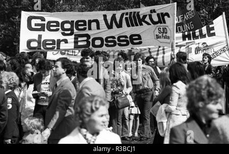 Der DGB (Deutscher Gewerkschaftsbund) zentrale Veranstaltung am 1. Mai 1975 in Gelsenkirchen. Bundeskanzler Helmut Schmidt (M). | Verwendung weltweit Stockfoto